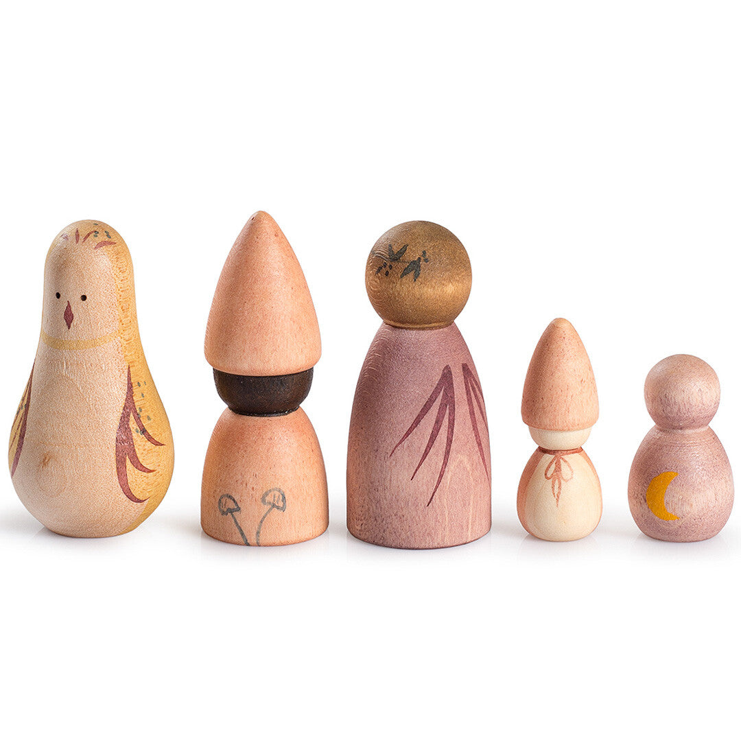 Vijf grapat houten speelgoedfiguren, waaronder een uil en diverse mensachtige figuren, staan op een rij.