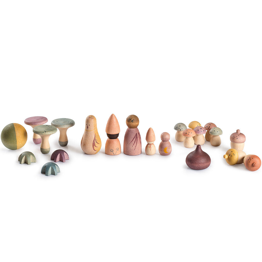 De complete 22-delige grapat houten speelset met diverse figuren, paddenstoelen en andere boswezens.