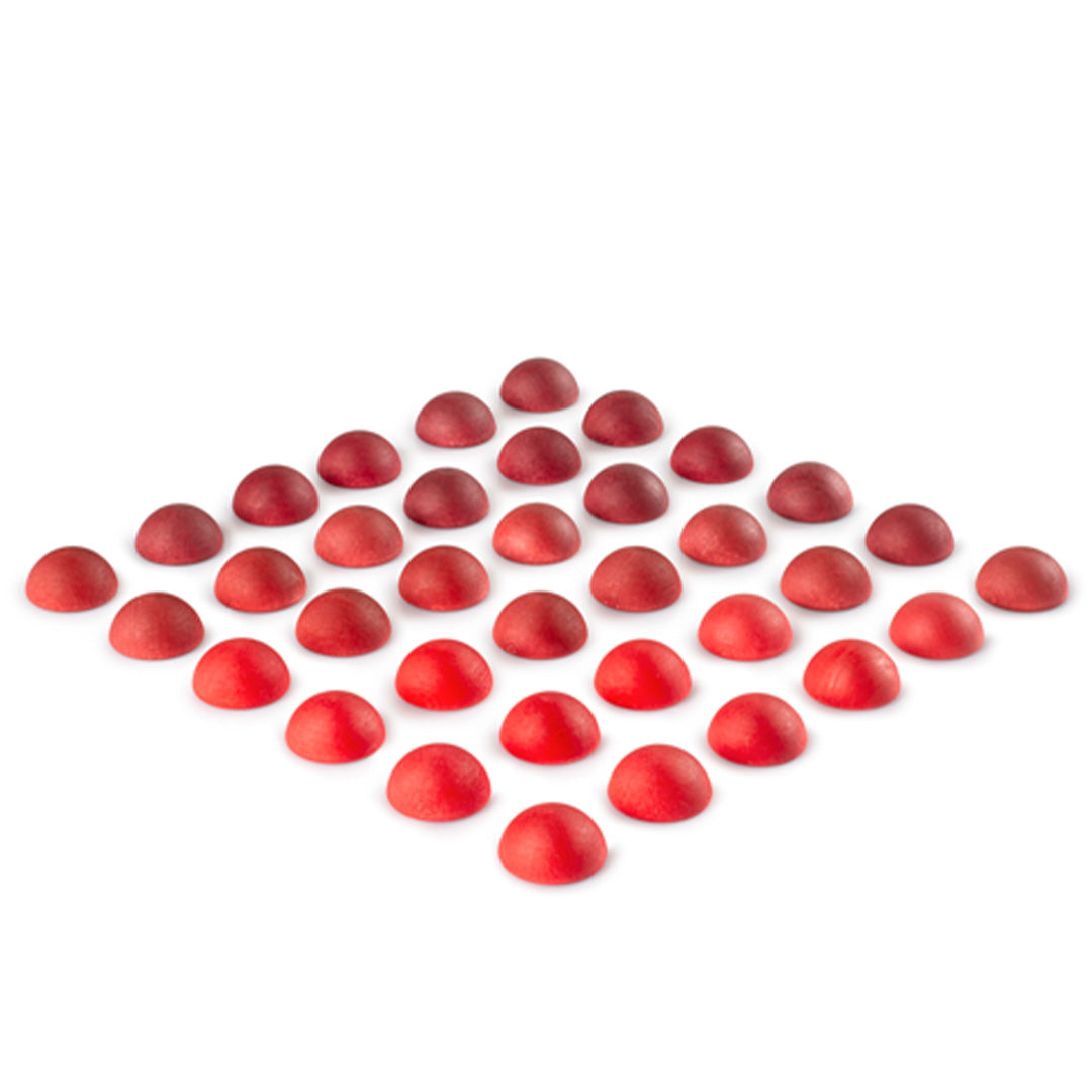 Grapat houten halve bollen in verschillende tinten rood, gerangschikt in een vierkant.