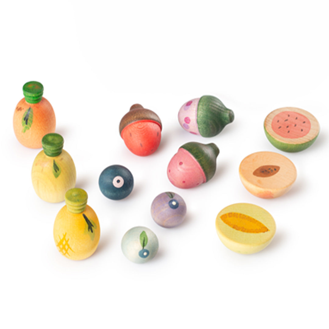 Grapat houten speelgoedfruit, een collectie van 12 kleurrijke houten vruchten en bessen.
