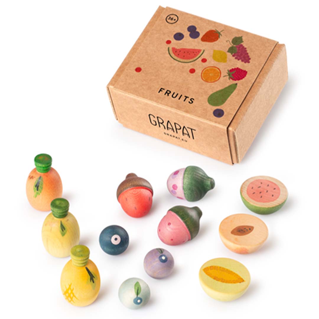 Grapat houten speelgoedfruit, een collectie van 12 kleurrijke houten vruchten en bessen met de bijbehorende kartonnen verpakking.