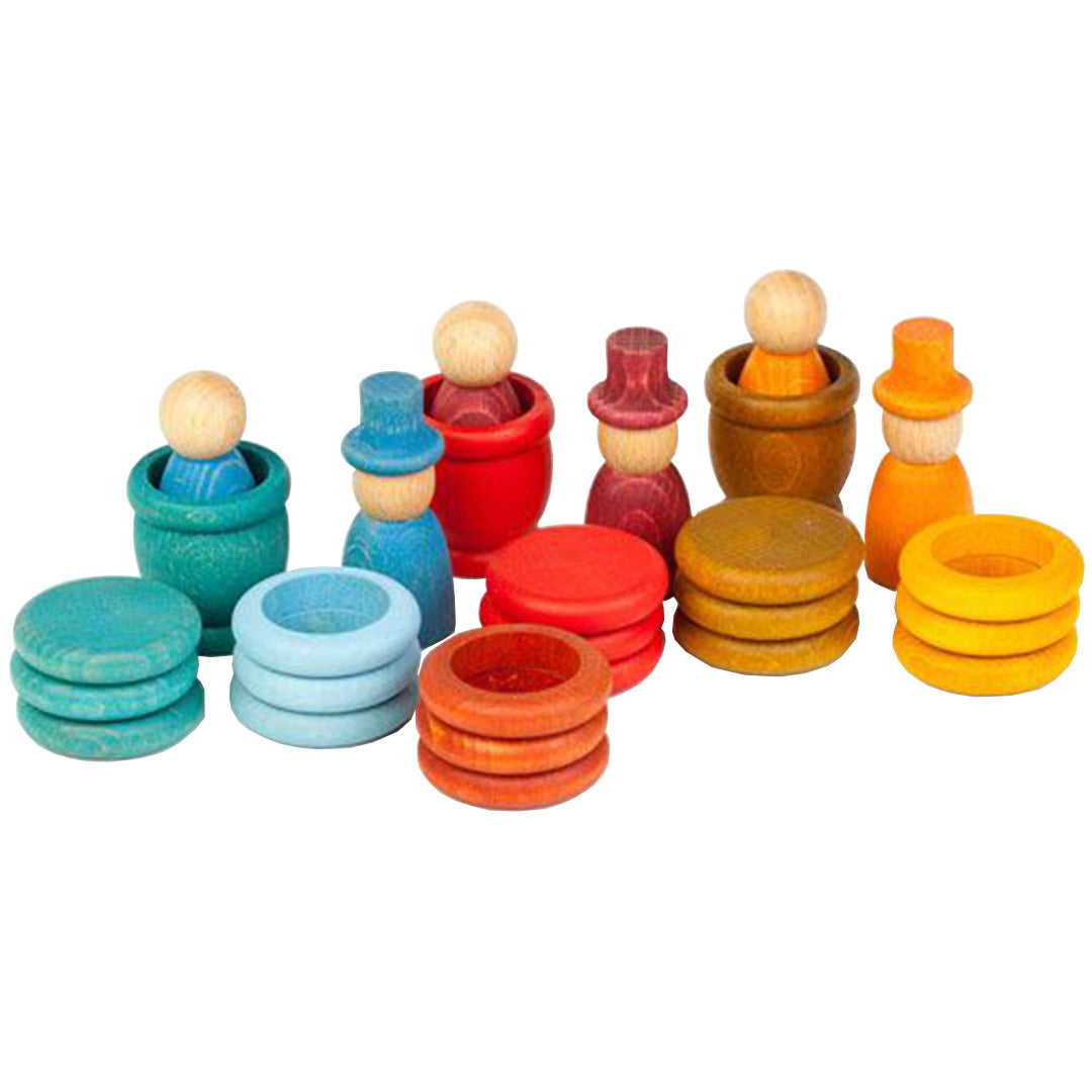 Grapat houten nins® poppetjes met ringen en schijfjes in diverse zomerkleuren, staand op een witte achtergrond.