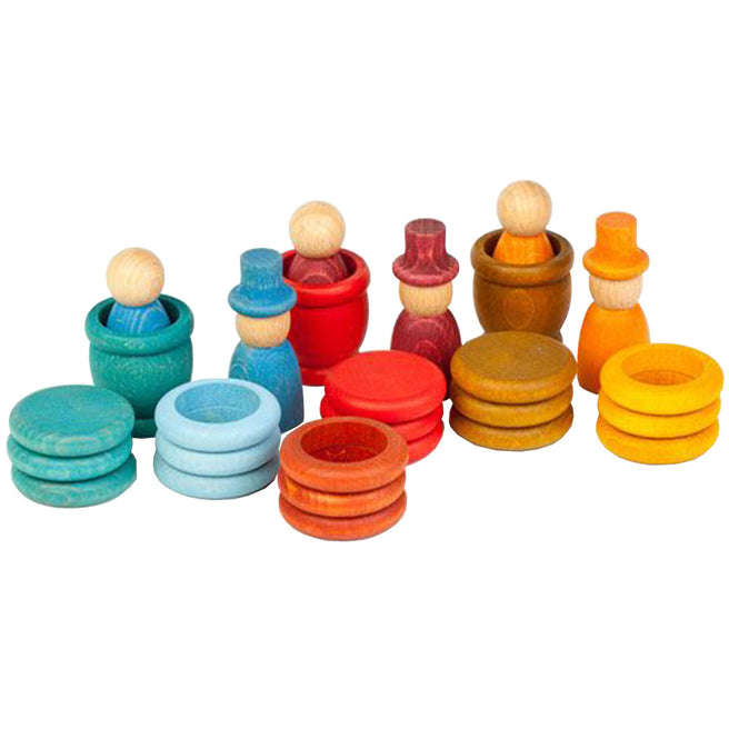 Grapat houten nins® poppetjes met ringen en schijfjes in diverse zomerkleuren, staand op een witte achtergrond.