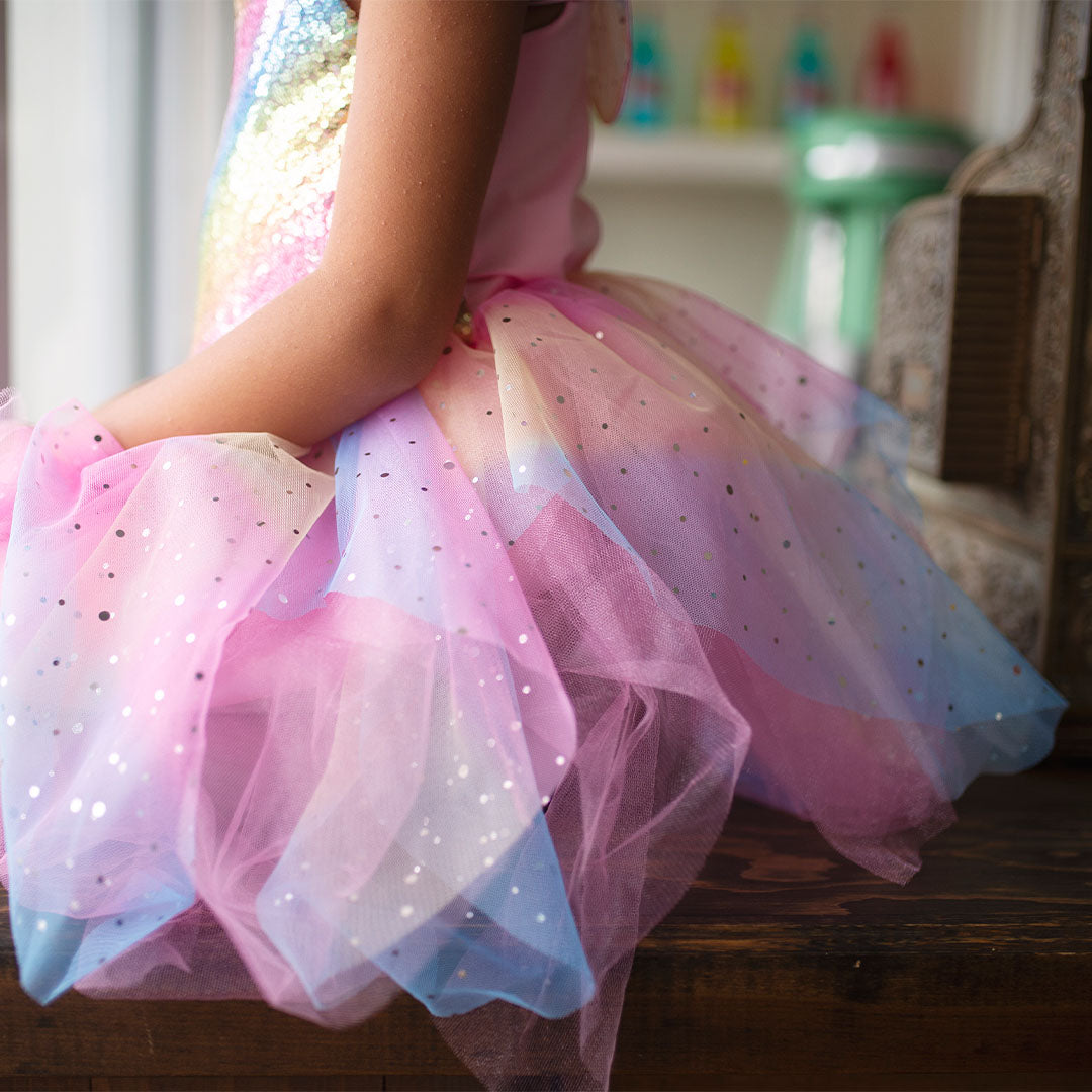 Detail van de Great Pretenders elfenjurk met de gelaagde regenboog tule rok en glitter.
