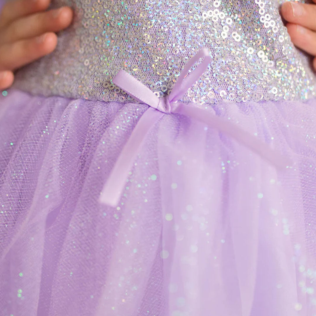 Detail van de paarse prinsessen feestjurk met pailletten, een strikje en glitterende tule rok.