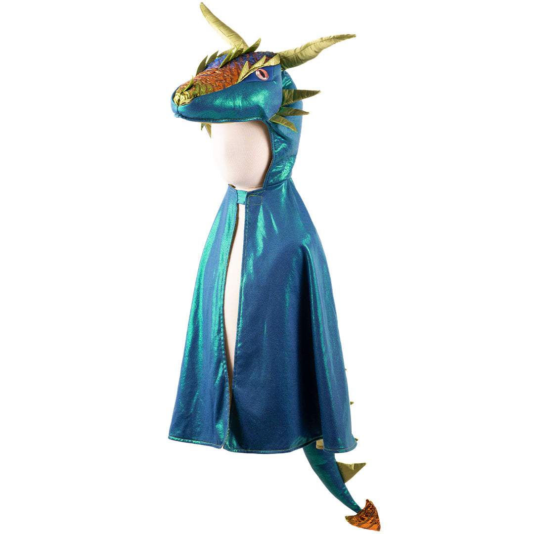 Great Pretenders verkleedcape draak emerald op een mannequin, met glanzende blauwgroene stof en een drakenkop als capuchon.