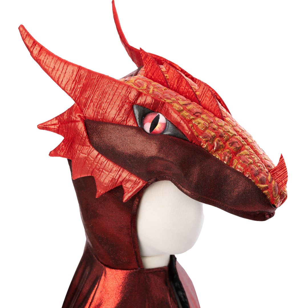 Detail van de drakenkop capuchon van de great pretenders rode metallic verkleedcape op een paspop.