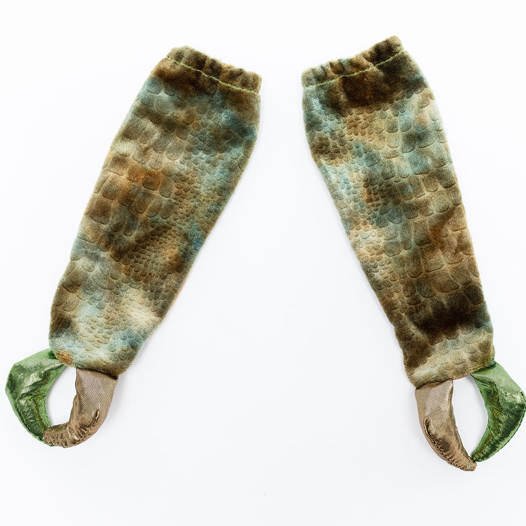 Twee great pretenders dinosaurus klauwhandschoenen met schubbenpatroon op een witte achtergrond.