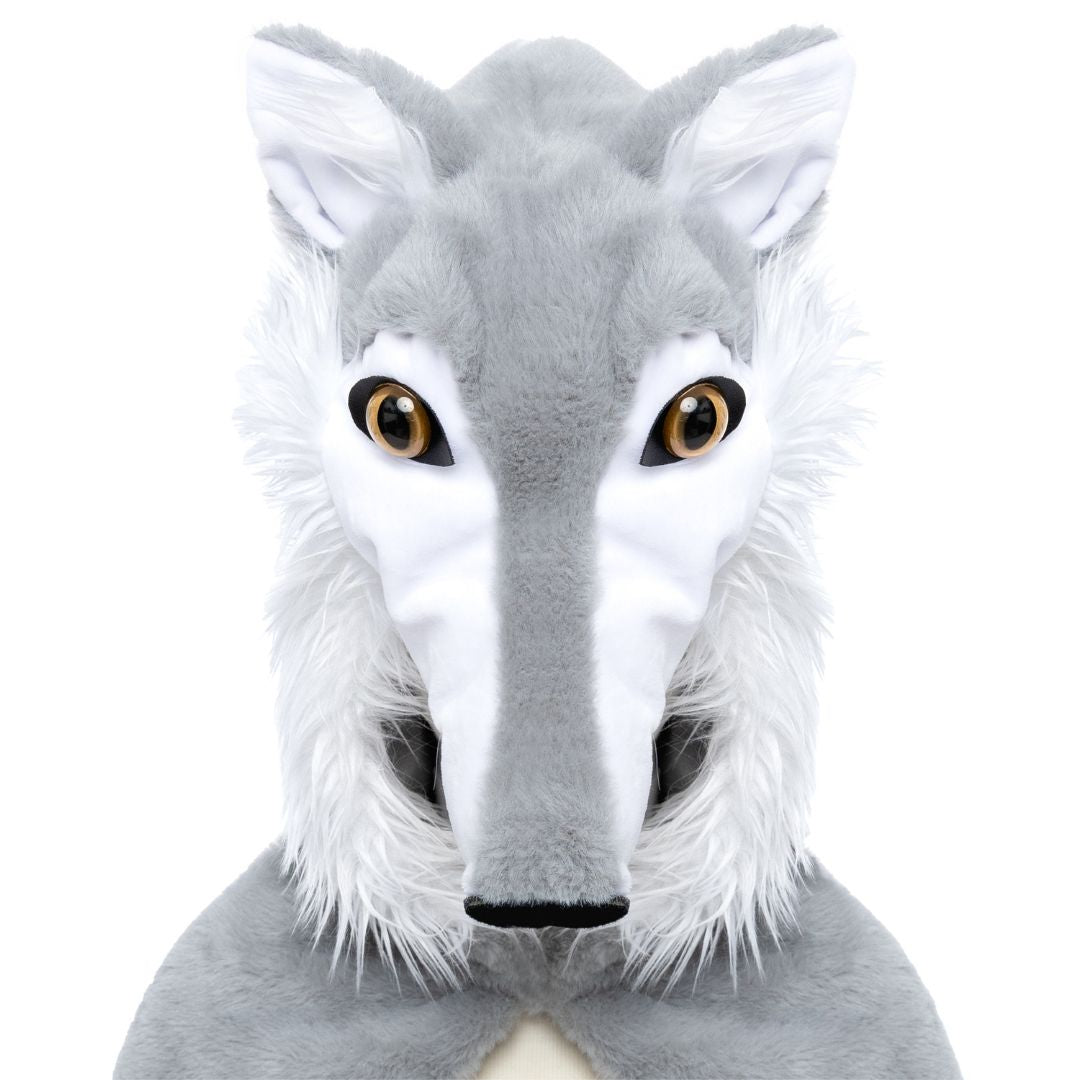Detailopname van de kop van de Great Pretenders grijze wolf verkleedcape, van voren gezien.