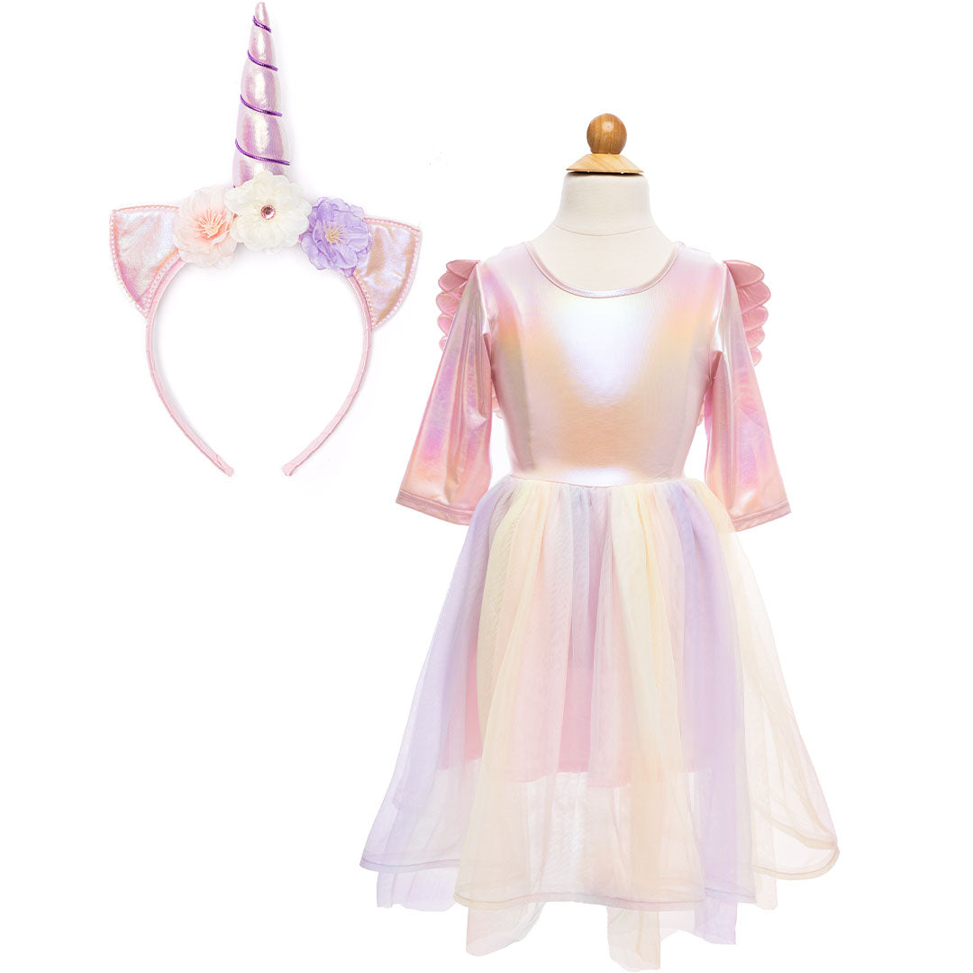 Great Pretenders alicorn verkleedjurk met regenboogrok en bijpassende eenhoorn diadeem op een paspop.