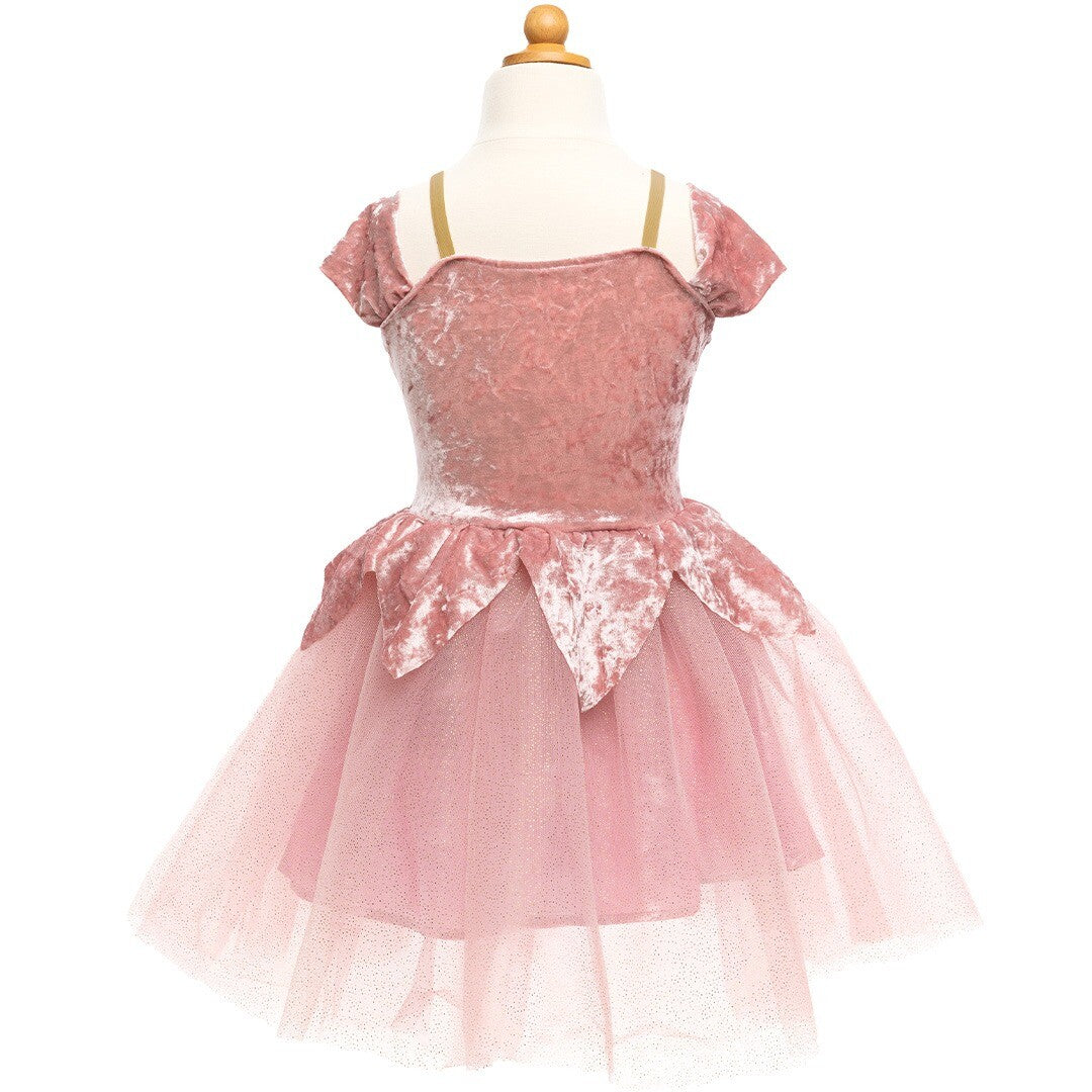 Achterkant van de dusty rose prinsessen verkleedjurk van fluweel en gaas, getoond op een paspop.