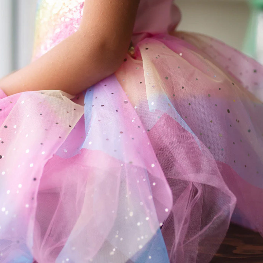 Detail van de gelaagde, pastelkleurige tule rok van de regenboog verkleedjurk met zilveren glitters.