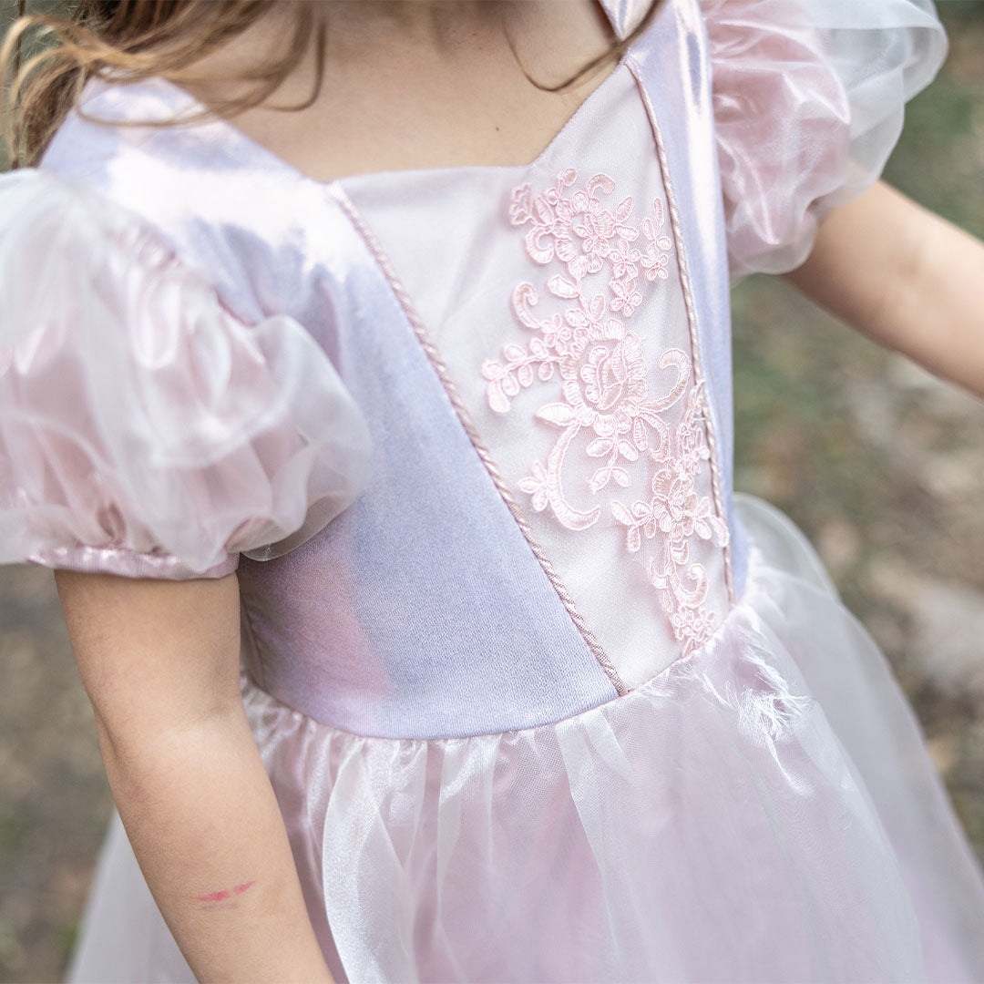 Detail van de achterkant van de roze prinsessen verkleedjurk met kanten borduursel op het lijfje en pofmouwen.