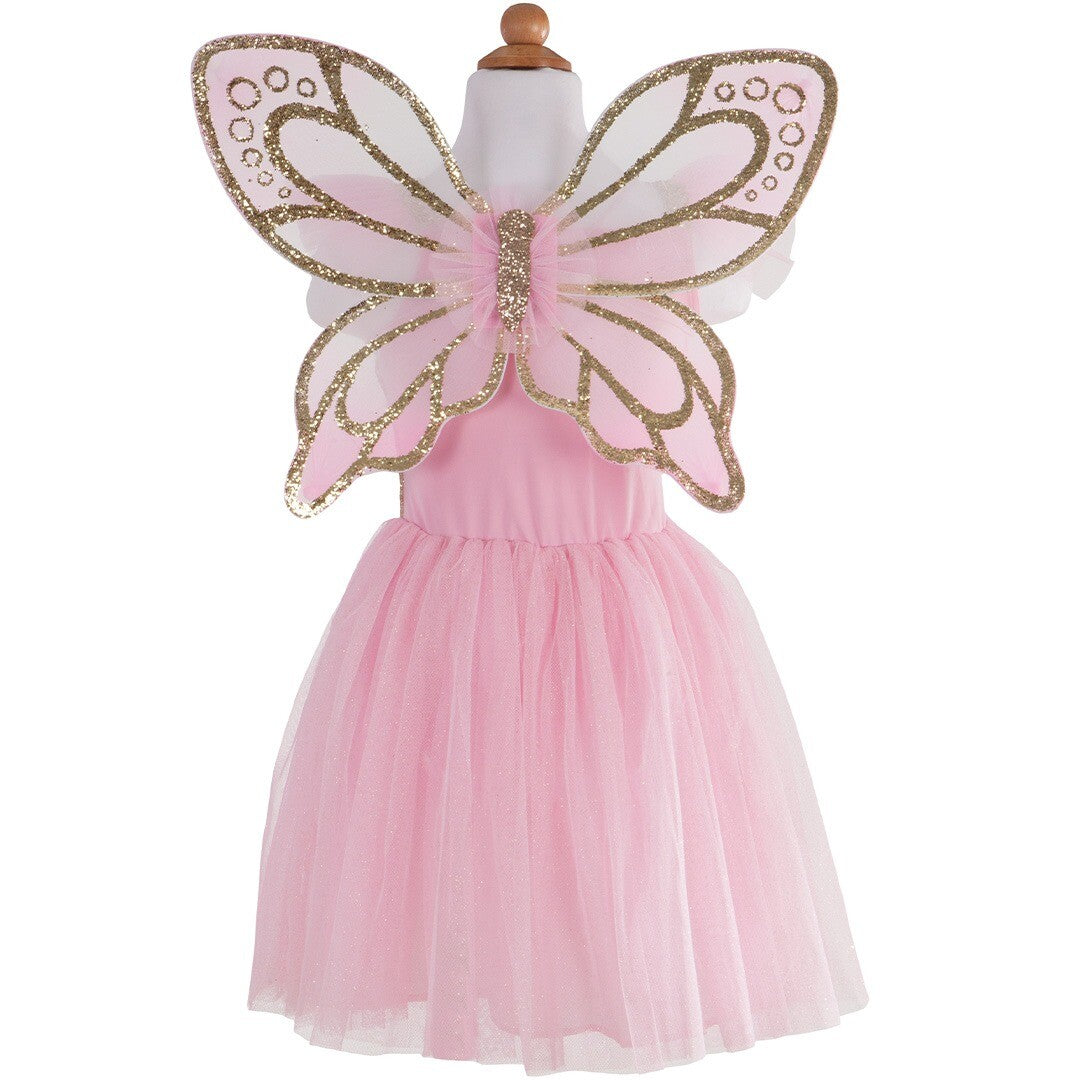 De achterkant van de roze vlinder verkleedjurk met grote glittervleugels op een paspop.