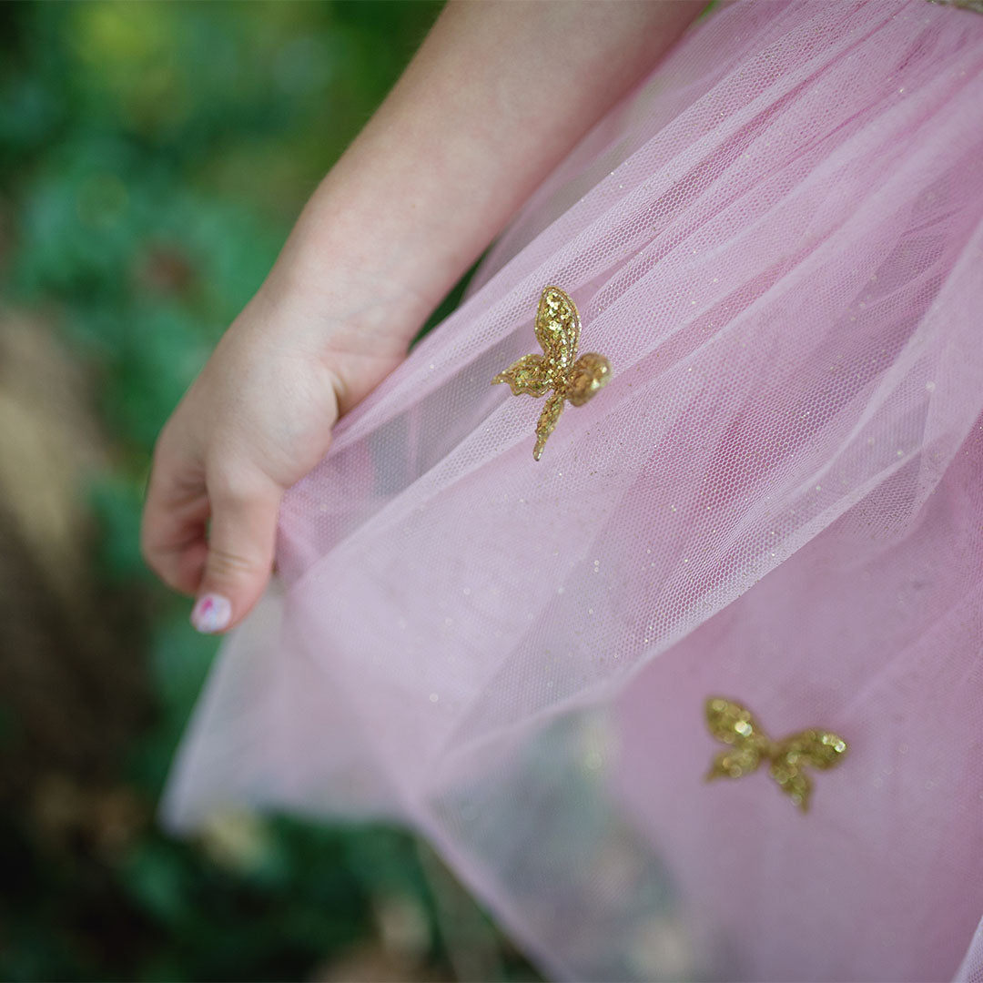 Detail van de roze tule rok van de verkleedjurk met gouden vlinderapplicaties.