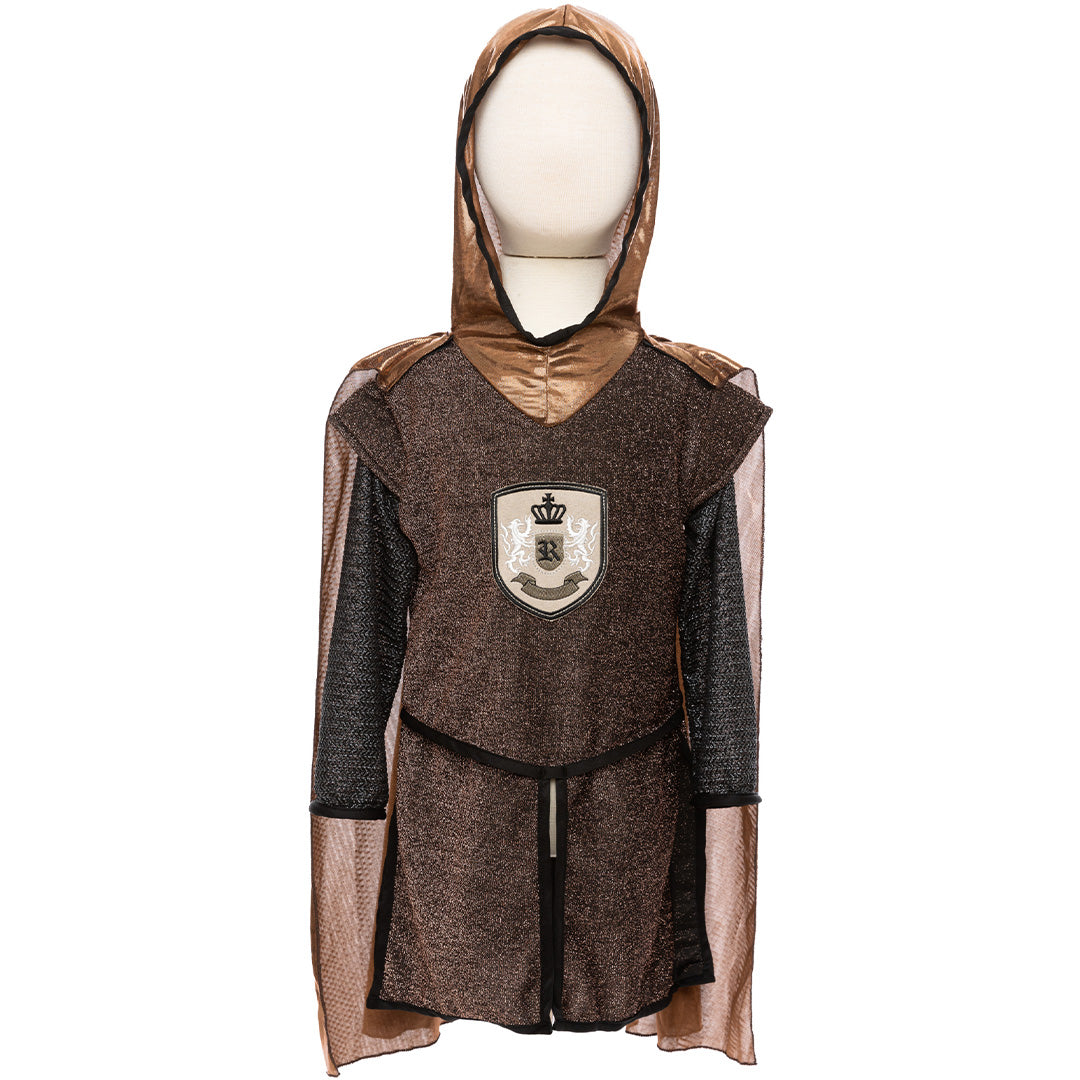 Great Pretenders kinderkostuum ridder op een paspop, met bronzen tuniek en capuchon.