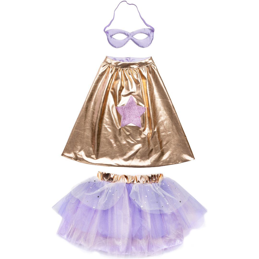 De great pretenders superheld kostuumset plat gelegd, met gouden cape, paarse rok en masker.