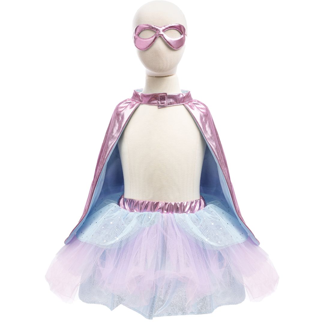 Great Pretenders superheldenkostuum voor kinderen met roze cape, masker en tutu op een paspop.