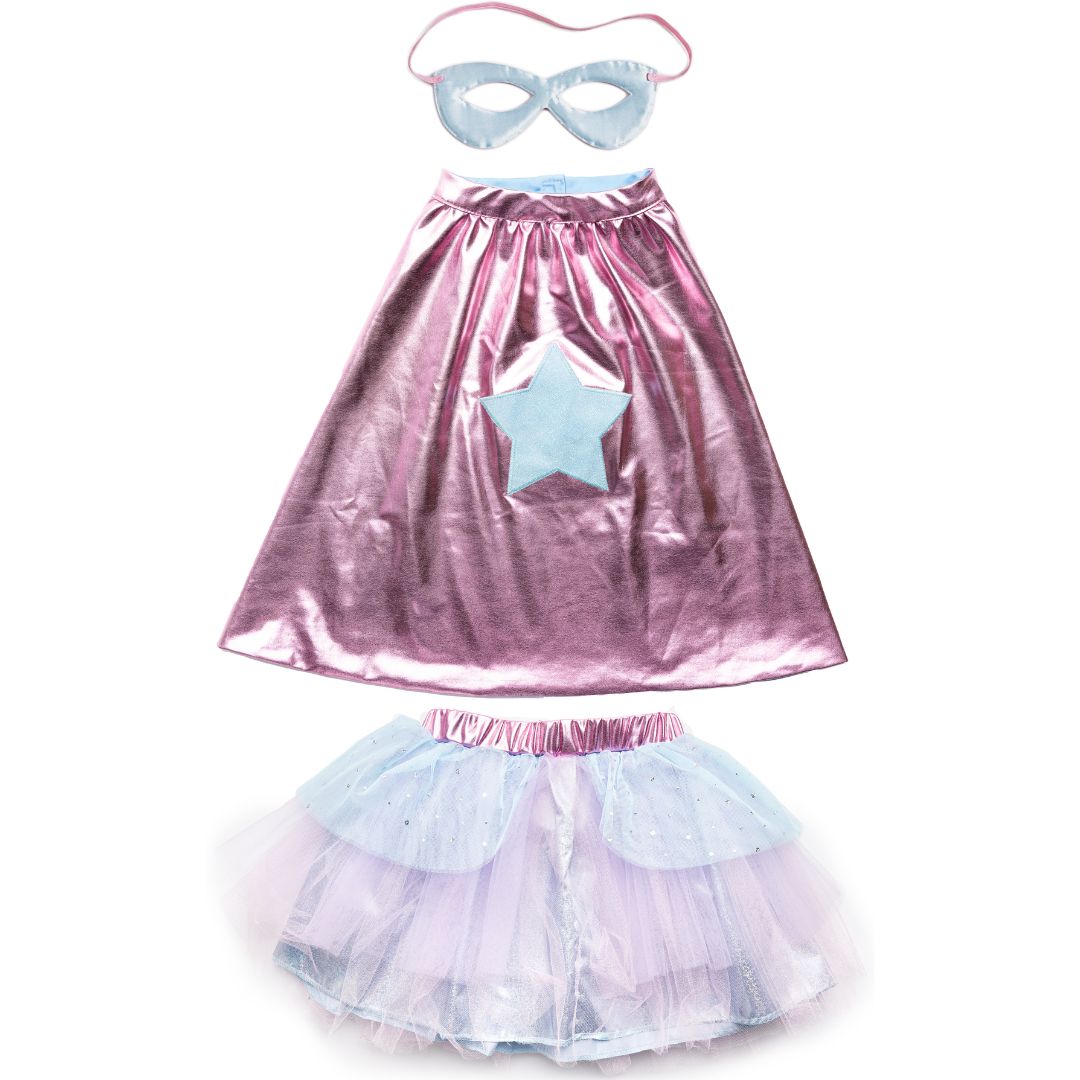 De losse onderdelen van het Great Pretenders roze superheldenkostuum: een cape, masker en tutu rok, plat gelegd.