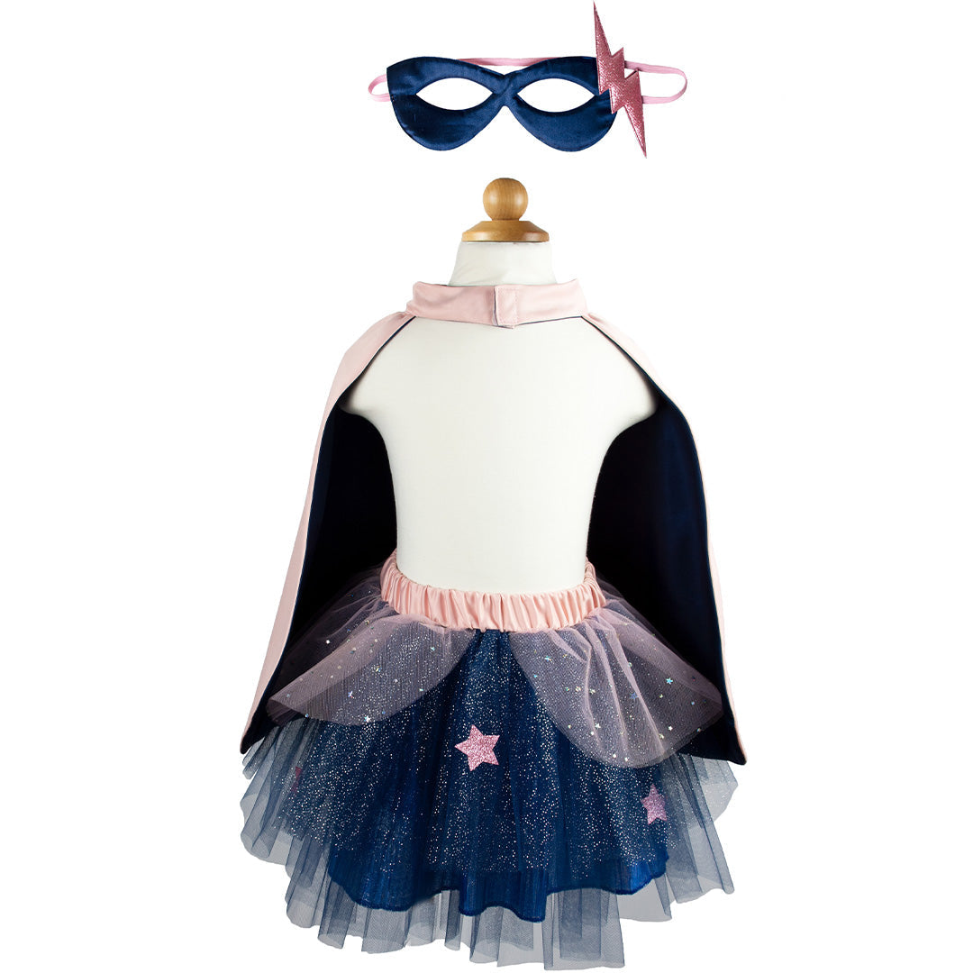 Great Pretenders superhelden verkleedset met roze-blauwe cape, blauwe tutu en masker op een paspop.