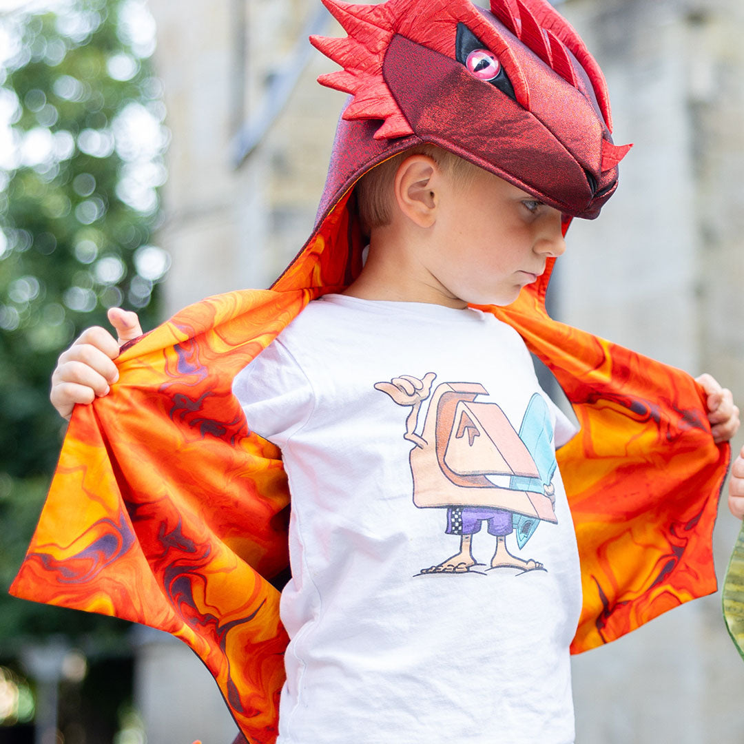 Een kind toont de oranje voering van het rode Great Pretenders draken verkleedvest.