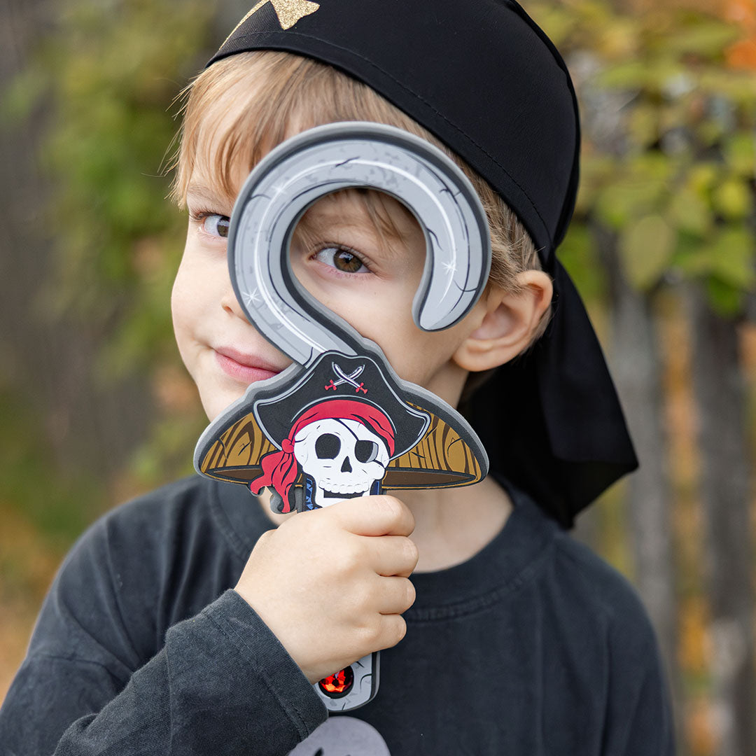 Een kind met piratenbandana houdt de piratenhaak voor zijn gezicht.