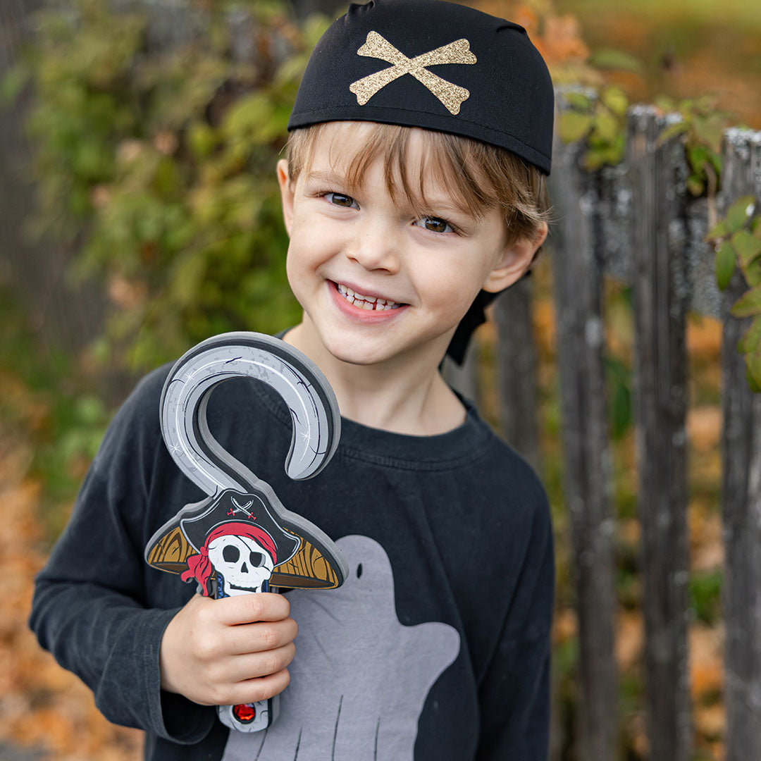 Een lachend kind met piratenbandana toont de piratenhaak.