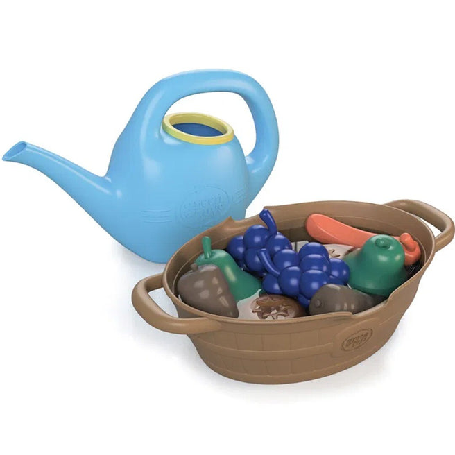 Green Toys activiteitenset met blauwe gieter en bruine mand gevuld met plastic fruit en groenten speelgoed.