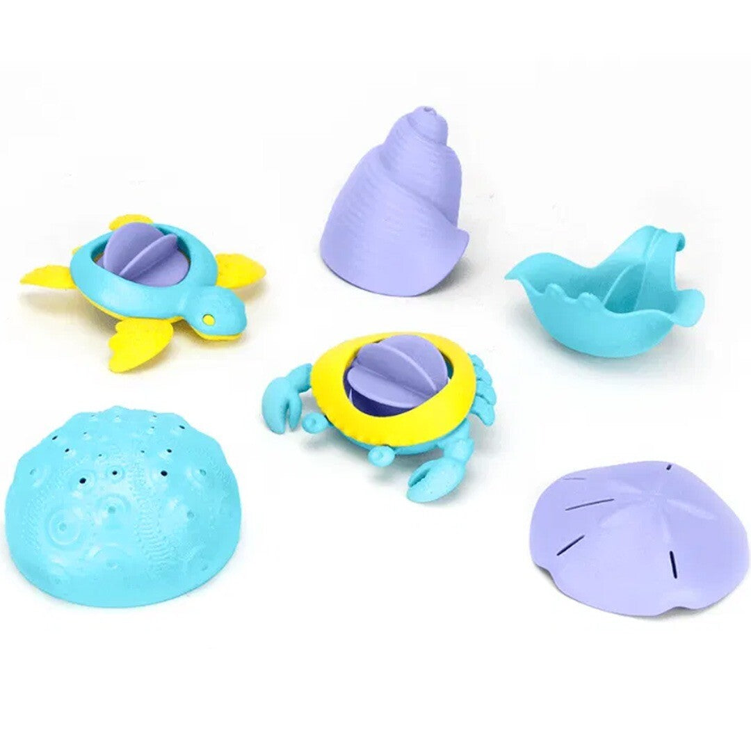 Green Toys zesdelige set bad- en strandspeelgoed met zeedieren en schelpen in blauw, geel en paars.