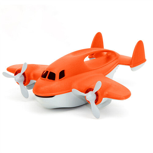 Green Toys oranje en wit plastic blusvliegtuig met propellers.