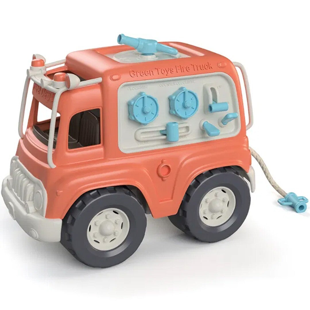 Green Toys plastic brandweerwagen in oranje met blauwe en grijze details en een slang aan de achterkant.
