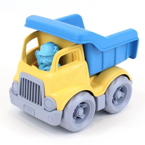 Green Toys plastic kiepwagen met gele cabine, blauwe laadbak en een blauw figuurtje als bestuurder.