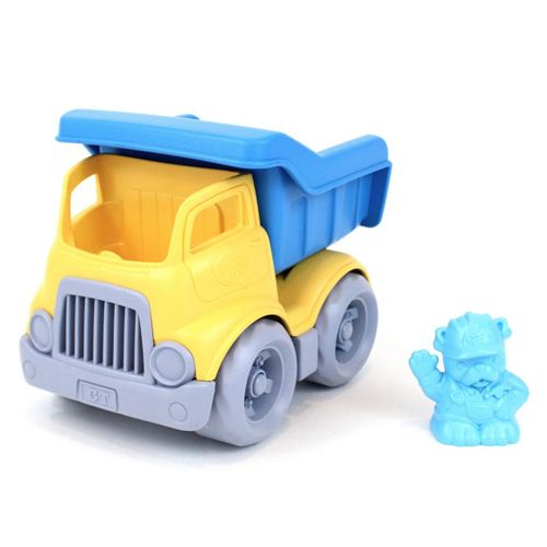 Green Toys plastic kiepwagen met gele cabine, blauwe laadbak en een blauw figuurtje ernaast.
