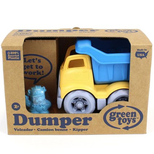 De Green Toys plastic kiepwagen in de kartonnen verpakking.