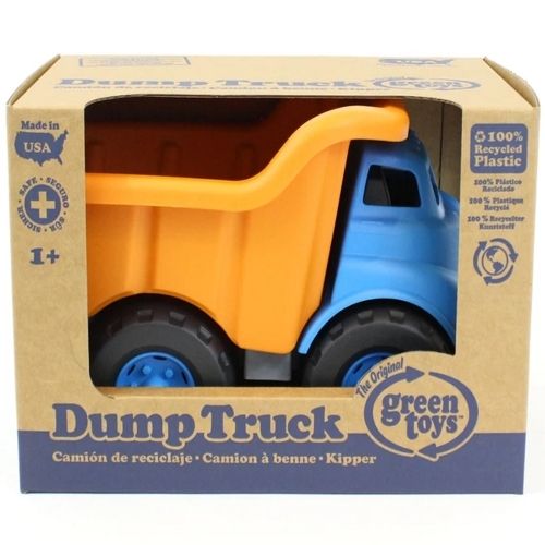 De verpakking van de Green Toys kiepwagen, met de blauw-oranje speelgoedkiepwagen zichtbaar door een venster.