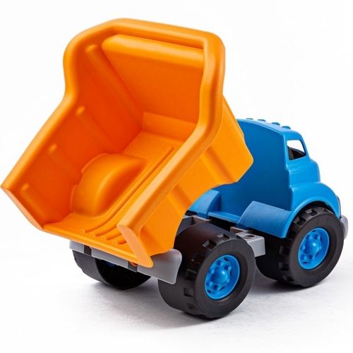 Green Toys blauw-oranje speelgoedkiepwagen met de laadbak omhoog gekanteld.