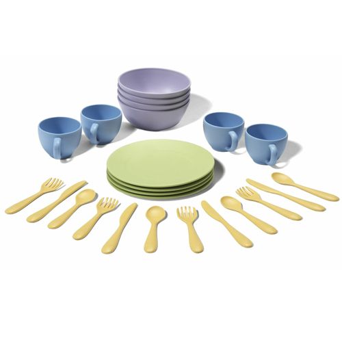 Green Toys speelgoed servies met lichtblauwe kopjes, lichtpaarse kommen, lichtgroene borden en geel bestek.