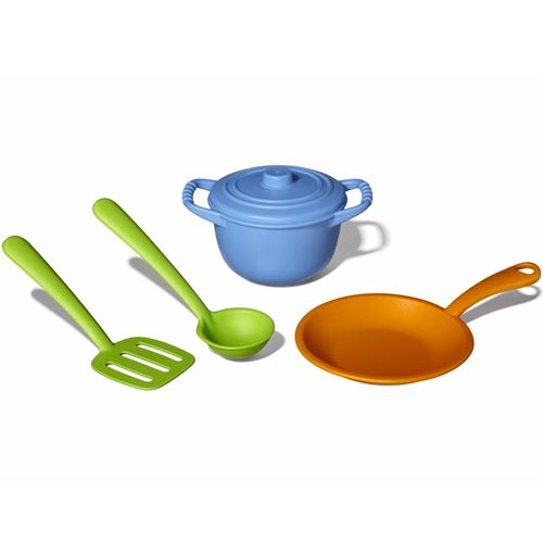 Green Toys plastic pannenset met blauwe pot, groene lepel, groene spatel en oranje koekenpan.