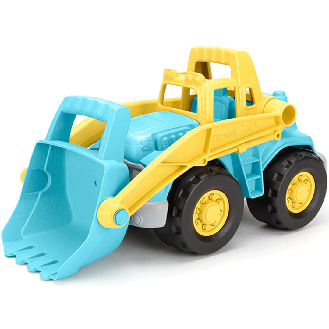 Een Green Toys blauw-gele shovel van plastic, schuin van voren gefotografeerd.