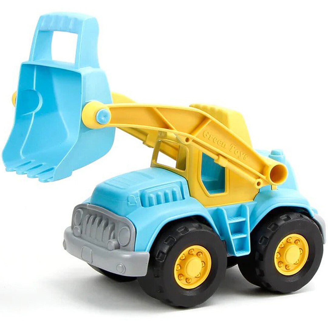 Een Green Toys blauw-gele shovel van plastic, schuin van voren gefotografeerd met de schep omhoog.