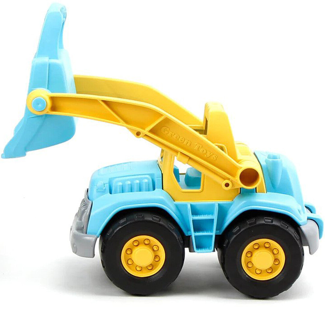 Een Green Toys blauw-gele shovel van plastic, van de zijkant gefotografeerd met de schep omhoog.