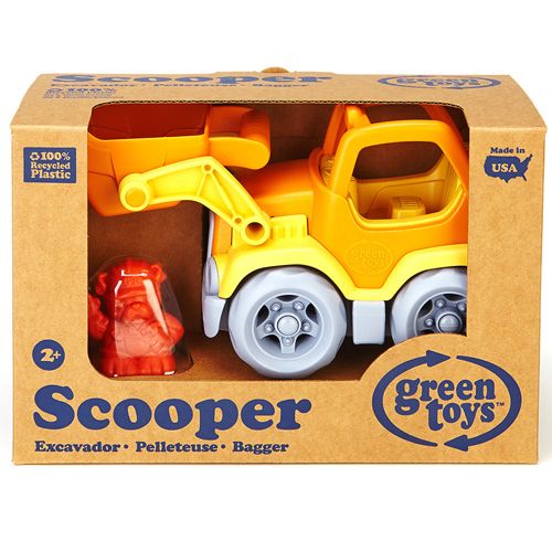 Green Toys oranje plastic shovel speelgoedvoertuig in de verpakking.