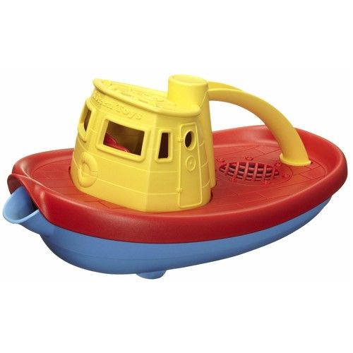 Green Toys sleepboot in geel, rood en blauw, schuin gefotografeerd.