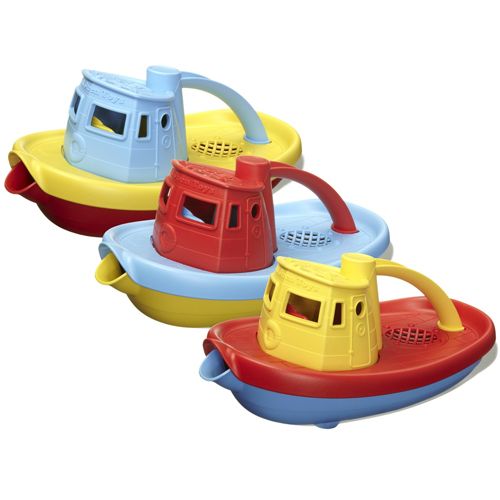 Drie Green Toys sleepboten in verschillende kleurencombinaties, schuin op een rij.