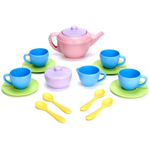 Green Toys theeservies met roze theepot, suikerpot, melkkannetje, vier blauwe kopjes, vier groene schoteltjes en vier gele lepeltjes op een witte achtergrond.