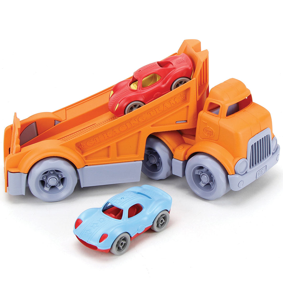 Green Toys speelgoedvrachtauto met een rode racewagen erop en een blauwe racewagen ernaast.