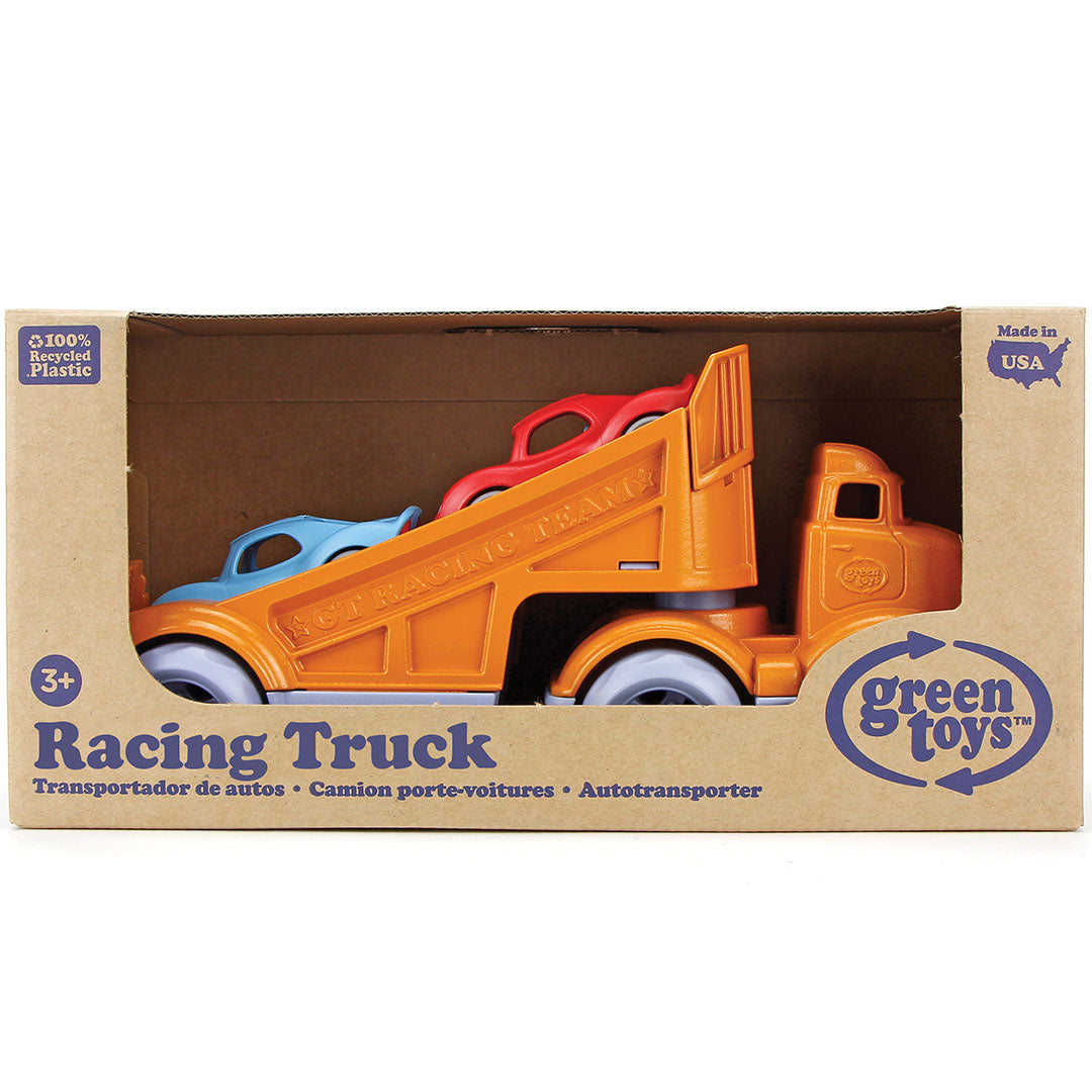 De kartonnen verpakking van de Green Toys speelgoedvrachtauto met racewagens.