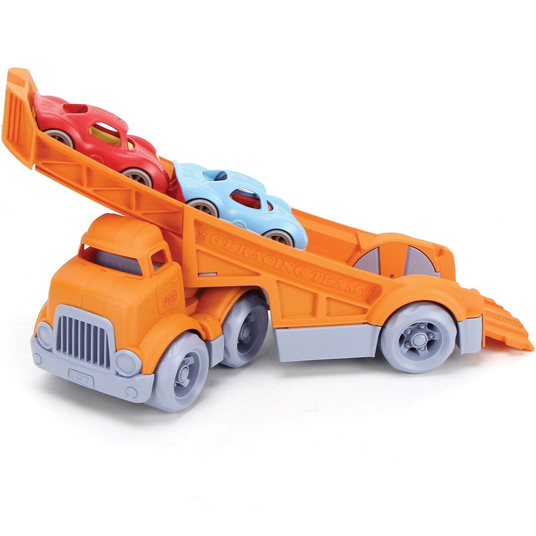Green Toys speelgoedvrachtauto met de laadklep schuin omhoog, een rode en een blauwe racewagen erop.