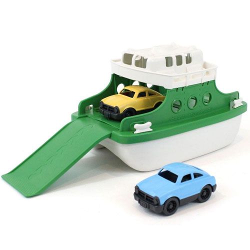 Green Toys speelgoedveerboot met een gele auto aan boord en een blauwe auto ernaast, met de laadklep omlaag.