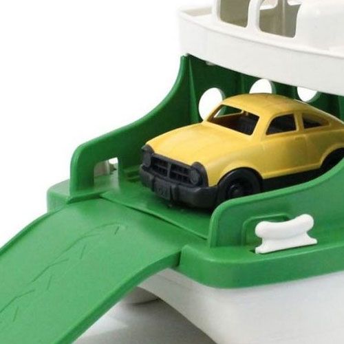 Detail van de Green Toys speelgoedveerboot met een gele auto op de laadklep.